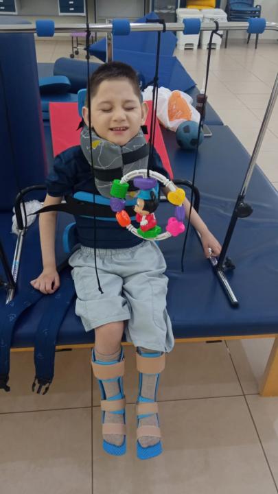 Foto 4 de 6 — Ajuda: Mãe realiza campanha para adquirir cadeira adaptada para o filho